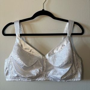 Like New White 42D Playtex 18 Hour Bra
